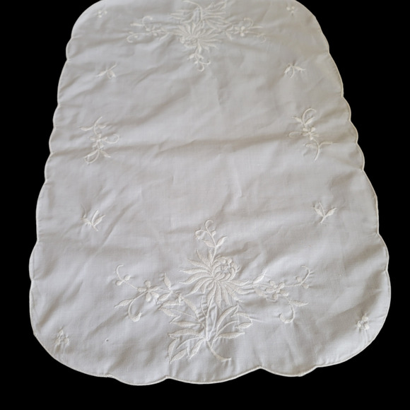 Vintage White Linen Doilies, Vanity Cloth, Dressers Scarf Embroidery Set of 4 - Picture 7 of 9